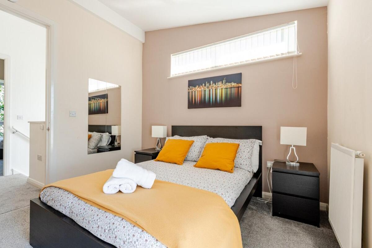Comfortable 3-Storey House With Free Car Parking Manchester Ngoại thất bức ảnh