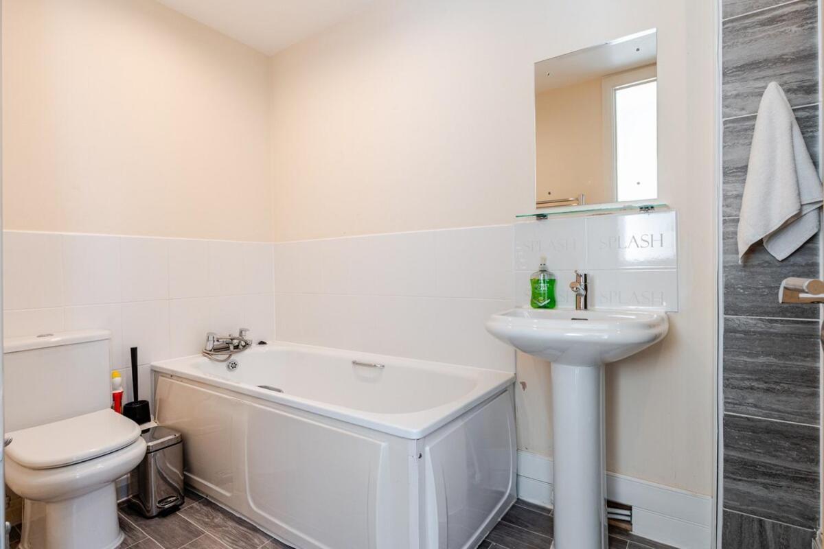 Comfortable 3-Storey House With Free Car Parking Manchester Ngoại thất bức ảnh